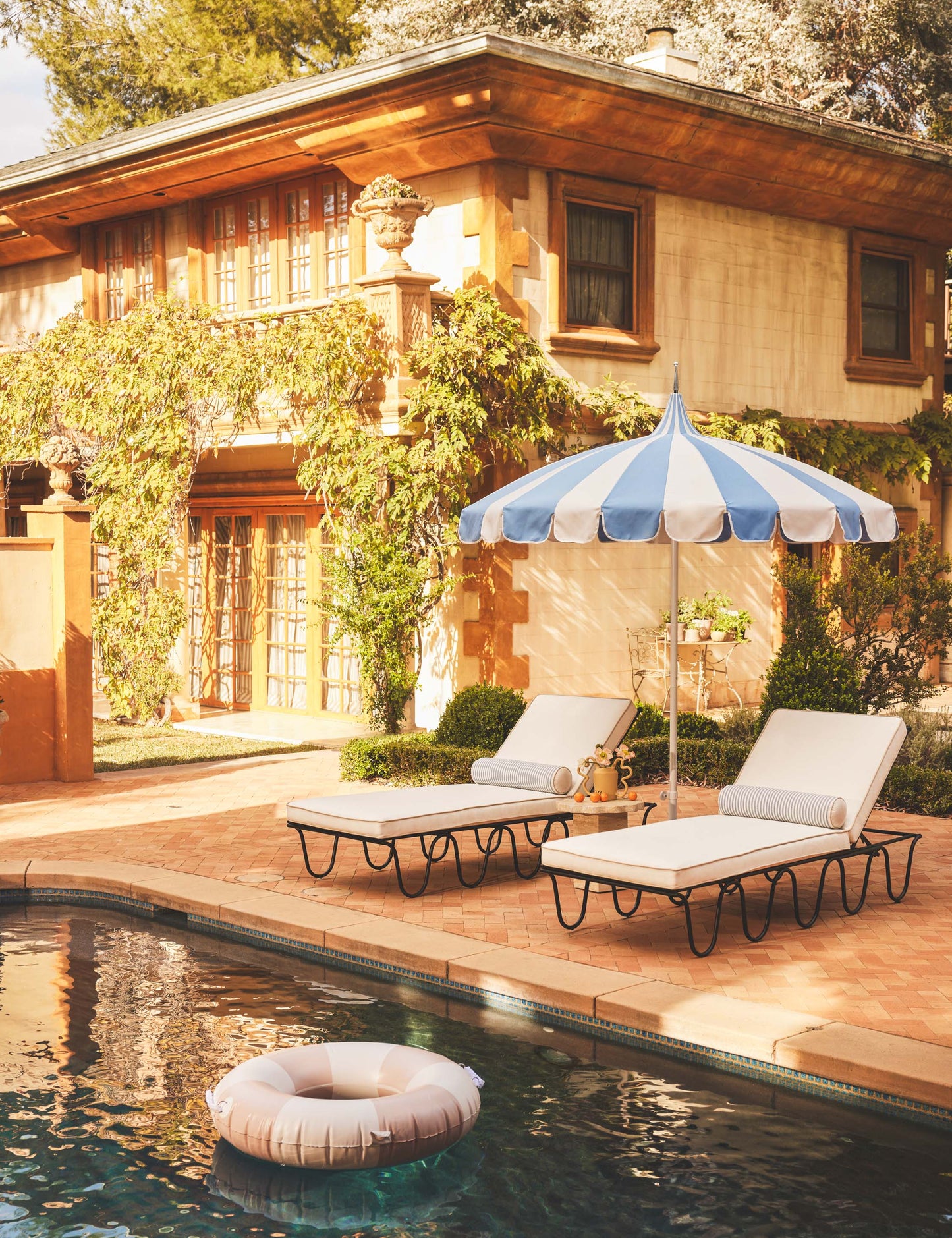 Parasol d'extérieur Aamu 8'6 Pagoda par Sarah Sherman Samuel