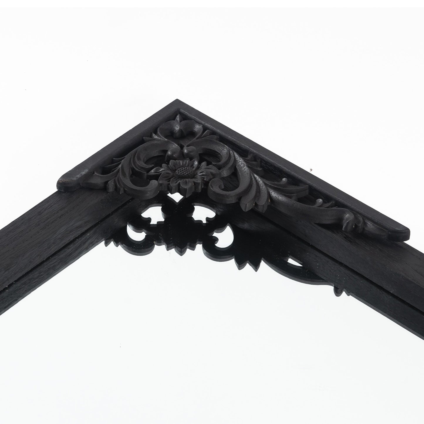 Miroir de sol sculpté en bois massif de forme arquée sur toute la longueur